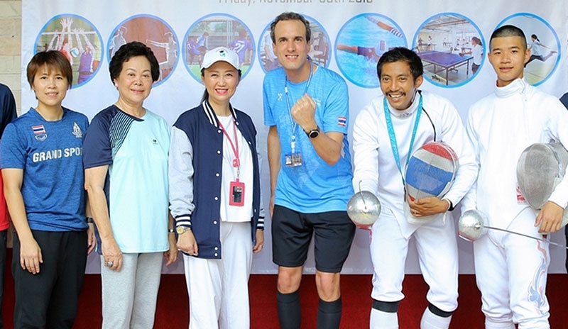 กีฬาหลากหลาย : วรรณี เจียรวนนท์ รอสส์ ผู้จัดการ และ ผู้ก่อตั้งโรงเรียนนานาชาติคอนคอร์เดียน พร้อมด้วย อ.วิจิตรวงศ์ ชนะรัตน์ ผอ.หลักสูตร
ภาษาไทย และ Mr.Laurent Goetschmann
ผอ.หลักสูตรอินเตอร์ ร่วมกันเปิด “สปอร์ตคอมเพล็กซ์” อาคารกีฬาขนาดใหญ่หลังใหม่ รองรับการพัฒนาร่างกายของนักเรียนทุกระดับชั้น
ที่ โรงเรียนนานาชาติคอนคอร์เดียน ถนนบางนา-ตราด กม.7