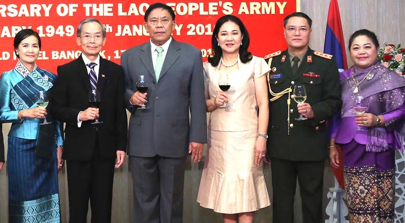 7 ทศวรรษ : แสง สุขะทิวง เอกอัครราชทูตสาธารณรัฐประชาธิปไตยประชาชนลาวประจำ
ราชอาณาจักรไทย เป็นประธานในงานเลี้ยงฉลองครบรอบ 70 ปี แห่งสาธารณรัฐประชาธิปไตยประชาชนลาว โดยมี พล.ต.อ.อัศวิน ขวัญเมือง ผู้ว่าราชการกรุงเทพมหานคร, พ.อ.ดาวไก เลิดลีวัน 
ผู้ช่วยทูตฝ่ายทหาร สปป.ลาว, สมดี สุขะทิวง และ กวดแก้ว เลิดลีวัน ร่วมงาน ที่ โรงแรม ดิ เอมเมอรัลด์