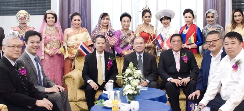 หนึ่งในอาเซียน : ดร.พจน์ อร่ามวัฒนานนท์ นายกสมาคมส่งเสริมการค้าอาเซียน จัดงานสัมมนา หัวข้อ “2019 บทบาทประเทศไทยในการ
เป็นประธานอาเซียน : ต่อประชาคมอาเซียนและประชาคมโลก” ซึ่ง บุณญฤทธิ์ กัลยาณมิตร ปลัดกระทรวงพาณิชย์ เป็นประธานในงาน และ 
ดร.ศุภชัย พานิชภักดิ์ อดีตเลขาธิการการประชุมสหประชาชาติว่าด้วยการค้าและการพัฒนา และอดีต ผอ.องค์การการค้าโลก (WTO) เป็น
องค์ปาฐก โดยมี อภิชาติ ชโยภาส ประธานกรรมการ โรงแรมเจ้าพระยาปาร์ค ต้อนรับ ที่ ห้องเจ้าพระยาบอลรูม โรงแรมเจ้าพระยาปาร์ค