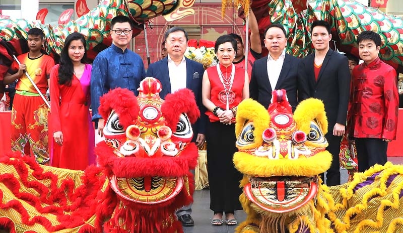 เสริมสิริมงคล : สุทธิภัค จิราธิวัฒน์ รอง กก.ผจก.ใหญ่ บมจ.เซ็นทรัลพัฒนา และ 
จิตรา ก่อนันทเกียรติ กูรูเรื่องจีน ทำพิธีเบิกเนตรมังกร พร้อมแนะนำวิธีปฏิบัติตน
สู่ความมั่งคั่งอุดมสมบูรณ์ในปีกุน โดยมี ดร.ณัฐกิตติ์ ตั้งพูลสินธนา ผช.กก.ผจก.ใหญ่ ฝ่ายการตลาด ร่วมต้อนรับแขก ที่ ลานหน้าศูนย์การค้าเซ็นทรัลเวิลด์

