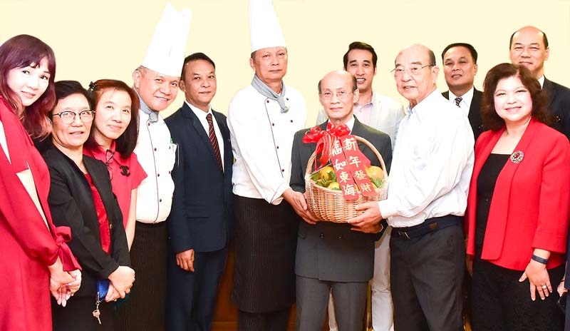 อวยพรตรุษจีน : ยุทธ ด่านภักดีกุล และ ศุภวรรณ ถนอมเกียรติภูมิ รอง กก.
ผจก.พร้อมด้วย แอลแลน แจ่มเมฆ ผจก.ทั่วไป โรงแรมเดอะทวิน ทาวเวอร์ นำคณะ
ผู้บริหารร่วมกันอวยพร แสวง เจียรไพฑูรย์ กก.ผจก.โรงแรม ในวันตรุษจีน
เพื่อความเป็นสิริมงคลเริ่มต้นปีใหม่ของชาวไทยเชื้อสายจีน ที่ โรงแรม