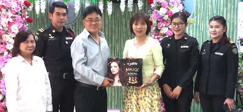 เทศกาลวาเลนไทน์ : ภาวนา ใจเสงี่ยม ผช.ผอ.เขตธนบุรี มอบหนังสือขอบคุณให้แก่ จักรพันธ์ วรอาคาร เลขานุการ สมาคมเสริมความงามแห่งประเทศไทย 
ในโอกาสที่มอบผลิตภัณฑ์จัดแต่งดูแลเส้นผม แคริ่ง และ เพียวเต้ ให้ทางเขต
ธนบุรี เพื่อมอบเป็นของขวัญแก่คู่รักที่มาจดทะเบียนสมรสในวันแห่งความรัก