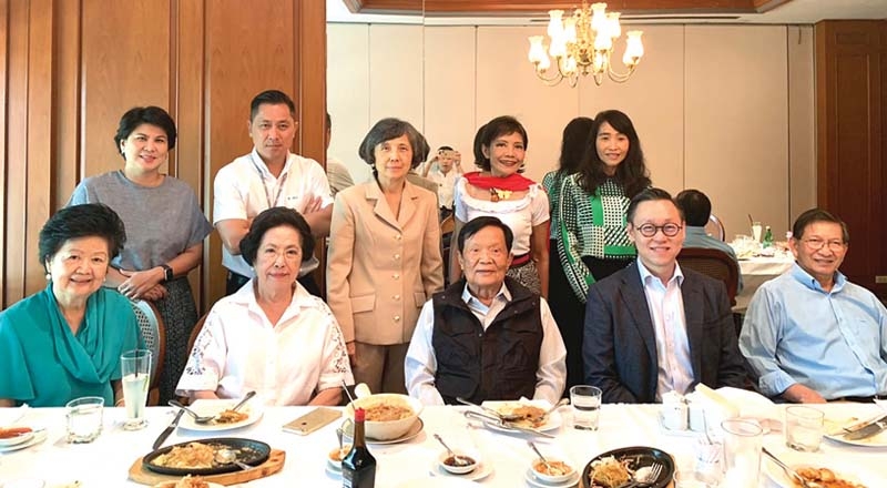 ร่วมยินดี : ศรีภูมิ ศุขเนตร ประธานนักศึกษา DCP รุ่น 15 จัดงานเลี้ยงยินดีให้แก่ กุลเวช 
เจนวัฒนวิทย์ กก.ผอ.สมาคมส่งเสริมสถาบันกรรมการบริษัทไทย (IOD) โดยมี ศ.สุภาพรรณ รัตนาภรณ์, 
ผศ.วัธนี พรรณเชษฐ์, ชนินทร์ รุนสำราญ, ณิศา กาญจนจารี, ม.ล.ปีกทอง ทองใหญ่, พัชรี 
คงตระกูลเทียน, พรพัณณ์ ปัทมะศังข์ และ ดารานีย์ วัจนะวุฒิวงศ์ ร่วมงาน ที่ราชกรีฑาสโมสร