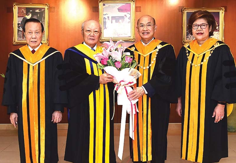 ผลงาน...บริหารธุรกิจยอดเยี่ยม : ศ.เกียรติคุณ นพ.เกษม วัฒนชัย องคมนตรี ร่วมแสดงความยินดีและมอบปริญญา บริหารธุรกิจดุษฎีบัณฑิตกิตติมศักดิ์ มหาวิทยาลัยหัวเฉียวเฉลิมพระเกียรติ ให้แก่ ธนากร เสรีบุรี รองประธานอาวุโส เครือเจริญโภคภัณฑ์ ที่ มหาวิทยาลัยหัวเฉียวเฉลิมพระเกียรติ จ.สมุทรปราการ