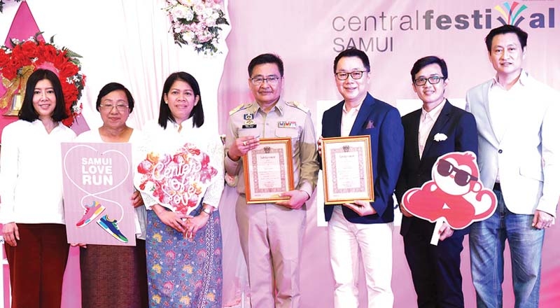 วิ่งอุ้มรักให้ยั่งยืน : ว่าที่ ร.ต.กิตติภพ รอดดอน นายอำเภอเกาะสมุย, นงเยาว์ จิรันดร ผอ.ททท.สำนักงานเกาะสมุย และ สรัล ตันติจำนรรจ์ ผอ.อาวุโสฯ บมจ.เซ็นทรัลพัฒนา ร่วมเปิดงาน “SAMUI LOVE RUN” กิจกรรมพิสูจน์ความรักในวันวาเลนไทน์ เพื่อลุ้นรับใบทะเบียนสมรสทองคำ 
สำหรับ 5 คู่แรกที่วิ่งเข้าเส้นชัย และส่งเสริมการท่องเที่ยวเกาะสมุย ที่ ศูนย์การค้าเซ็นทรัลเฟสติวัลสมุย