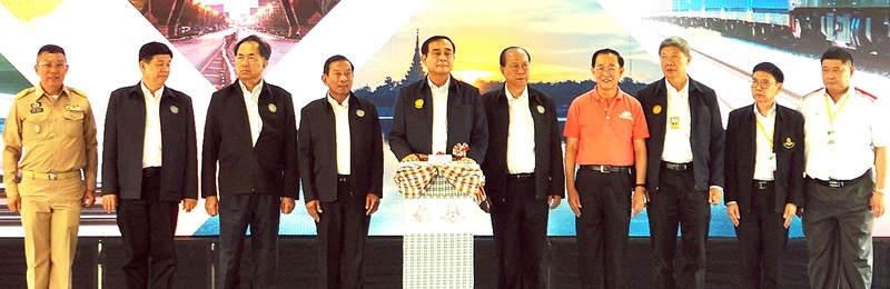 สถานีรถไฟลอยฟ้า : พล.อ.ประยุทธ์ จันทร์โอชา นายกรัฐมนตรี เปิดสถานีรถไฟขอนแก่นอย่างเป็นทางการ ที่มีความสวยงามและใหญ่ที่สุดในประเทศไทย พร้อมเป็นพยานมอบหนังสือโครงการแสดงป่าชุมชนให้กับผู้แทนป่าชุมชนในอำเภอหนองเรือ รวมทั้งติดตามความคืบหน้าการก่อสร้างโครงการรถไฟทางคู่และทดลองการเดินรถในโครงการพัฒนาโครงข่ายรถไฟทางคู่ ชุมทางจิระ-ขอนแก่น โดยมี อาคม เติมพิทยาไพสิฐ 
รมว.คมนาคม, สมศักดิ์ จังตระกุล ผวจ.ขอนแก่น และ วรวุฒิ มาลา รักษาการ ผู้ว่าการการรถไฟแห่งประเทศไทย ร่วมพิธี