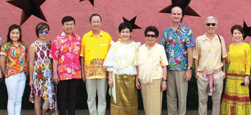 ปีใหม่ไทย : จรรย์สมร วัธนเวคิน ประธาน โรงแรมไฮแอทรีเจนซี่หัวหิน เป็นประธานในพิธีรดน้ำขอพร ในเทศกาลวันสงกรานต์ โดยมี สนั่น-คุณหญิงณัฐิกา อังอุบลกุล, คริสติน วูม, สุพล วัธนเวคิน, สุขกาญจน์ วัธนเวคิน พร้อมคณะผู้บริหารร่วมงาน ที่ โรงแรมไฮแอทรีเจนซี่ ชายหาดหัวหิน จ.ประจวบคีรีขันธ์

