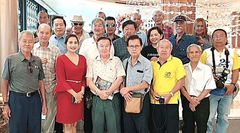 เพื่อนพ้องฉลองสงกรานต์ : ธนเดช อิงคภัทรางกูร ประธานชมรมช่างภาพสื่อมวลชนอาวุโส จัดงานเลี้ยงสังสรรค์สมาชิก อาทิ สุวิทย์ โสรัจชนะ, สันติ เตชชีวพงศ์, กิตติพันธ์ สุริยศักดิ์, สุวัฒน์ 
เศวตไอยาราม และ สุรชัย วิเศษโสภา นายกสมาคมช่างภาพสื่อมวลชนฯ ที่ โรงแรมเดอะ เบอร์เคลีย์ ประตูน้ำ โดยมี นภัสนันท์ เรืองสูงเนิน ผจก.ฝ่ายประชาสัมพันธ์และสื่อสารการตลาด โรงแรม ต้อนรับ

