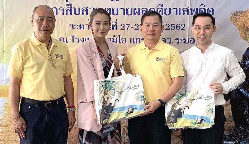 ปราบให้สิ้น : อัษณา จันเทพา ผจก.ทั่วไป โรงแรมคลาสสิค คามิโอ ระยอง และ กิตติเดช คุ้มม่วง ผจก.โรงแรม แคนทารี เบย์ ระยอง ต้อนรับ พล.ต.ท.ชินภัทร สารสิน ผู้บัญชาการตำรวจปราบปรามยาเสพติด และ พ.ต.ต.สุริยา สิงหกมล รองเลขาธิการ ป.ป.ส. ในงานประชุมเพิ่มศักยภาพการสืบสวนขยายผลคดียาเสพติด ที่ โรงแรมแคนทารี เบย์ ระยอง และเข้าพักที่ โรงแรมคามิโอ แกรนด์ ระยอง

