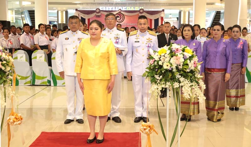 พระเจ้าวรวงศ์เธอ พระองค์เจ้าอทิตยาทร
กิติคุณ เสด็จ
เปิดงาน “ร้อยรักษ์ รวมใจ ผู้นำสตรีไทย 
ครั้งที่ 11” จัดโดยจังหวัดปทุมธานี ร่วมกับ สมาคมผู้นำสตรีพัฒนาชุมชน จังหวัดปทุมธานี 
โดยมี ดร.พินิจ บุญเลิศ 
ผู้ว่าราชการจังหวัดปทุมธานี และคณะกรรมการจัดงาน 
รับเสด็จ ณ ศูนย์การค้าฟิวเจอร์พาร์ค รังสิต อำเภอธัญบุรี จังหวัดปทุมธานี เมื่อวันจันทร์ที่ 
13 พฤษภาคม 
2562 เวลา 14.30 น.