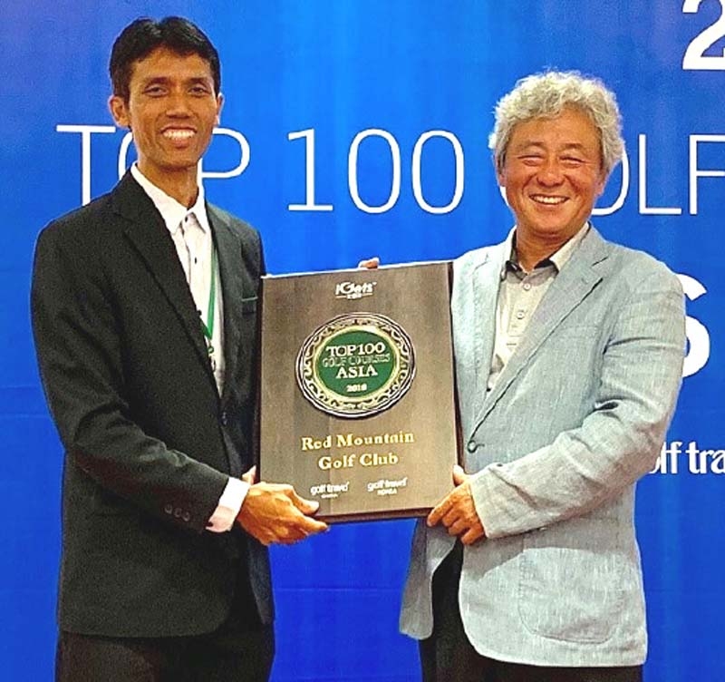 ติดต่อกัน ปีที่ 3 : ทรงเกียรติ อาทรกิจ ผจก.คลับเฮาส์ 
สนามกอล์ฟ เรด เมาน์เทน กอล์ฟ คลับ จ.ภูเก็ต รับรางวัล 
“Top 100 Golf Courses in Asia 2019” จาก 
นิตยสารกอล์ฟ ทราเวล โดยถูกจัดให้เป็นลำดับ 29 ของสนามกอล์ฟที่โดดเด่น ที่เมืองยะโฮร์บาห์รู ประเทศมาเลเซีย
