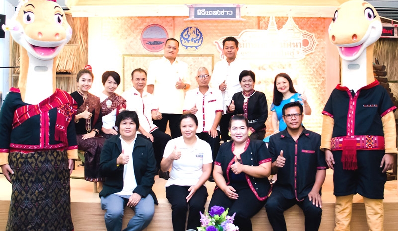 คณะผู้จัดงาน : อภิญญา ลอยชูศักดิ์ 
กก.ผจก.โรงแรมเจ้าพระยาปาร์ค ต้อนรับ วิรัตน์ นามวงษา พาณิชย์จังหวัดกาฬสินธุ์, สทิศ สิทธิมณีวรรณ ท่องเที่ยว
และกีฬาจังหวัดกาฬสินธุ์, ศุภาวี 
บำรุงศักดิ์ วัฒนธรรมจังหวัดกาฬสินธุ์, ชนกพร โพธิสาร ประชาสัมพันธ์จังหวัดกาฬสินธุ์ ในงานแถลงข่าว “อัตลักษณ์ ทัศนา ภูมิปัญญา กาฬสินธุ์” ซึ่งเข้าพักและจัดงาน ที่ โรงแรมเจ้าพระยาปาร์ค
