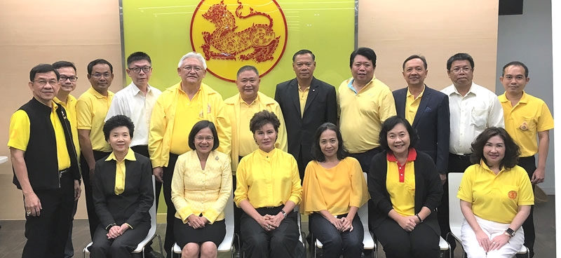 ขับเคลื่อนงาน : ระพี ผ่องบุพกิจ ผวจ.ฉะเชิงเทรา ในฐานะนายกสมาคมรัฐศาสตร์แห่งมหาวิทยาลัยธรรมศาสตร์ฯ จัดประชุมคณะกรรมการฯ โดยมี ปสันน์ เทพรักษ์, ประสงค์ คงเคารพธรรม, 
ปริโสทัต ปุณณภุม, วิวรรณ บุณยประทีปรัตน์, ฉวีวรรณ อุทัยพิบูลย์, กรณิศ ธนสุนทรกิจ, 
ขจิตพรรณ โกมลฐิติ และ ดร.มานะ ตรีรยาภิวัฒน์ ร่วมประชุม ที่ คณะรัฐศาสตร์ มธ.ท่าพระจันทร์