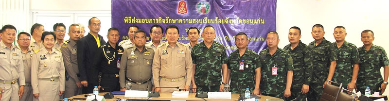 คสช. ขออำลา : ดร.สมศักดิ์ จังตระกุล ผวจ.ขอนแก่น และ พล.ต.สมชาย ครรภาฉาย ผู้บัญชาการมณฑลทหารบกที่ 23 ร่วมประชุมกำลังพลทั้งฝ่ายพลเรือนและฝ่ายทหาร สังกัดกองอำนวยการรักษาความมั่นคงภายในจังหวัดขอนแก่น เพื่อสรุปผลงานของกองกำลังรักษา
ความสงบเรียบร้อยจังหวัดขอนแก่น ในรอบ 5 ปี พร้อมส่งมอบภารกิจกลับคืนสู่ฝ่ายพลเรือน หลังจากที่คณะรักษาความสงบแห่งชาติ เข้ามาปฏิบัติภารกิจตั้งแต่ 22 พ.ค. 2557 และจบภารกิจเมื่อคณะรัฐมนตรีชุดใหม่เข้าถวายสัตย์ปฏิญาณตน 16 ก.ค. 2562 ณ ศาลากลางจังหวัดขอนแก่น