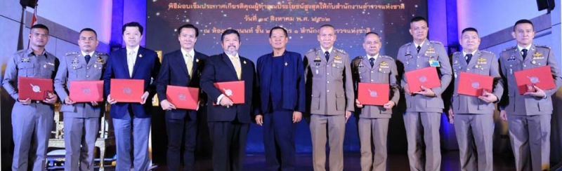 เข็ม “สุดยอด” : ศาสตรเมธี ดร.เฉลิมชัย โฆษิตพิพัฒน์ ศิลปินแห่งชาติ สาขาทัศนศิลป์ (จิตรกรรม) ผู้ออกแบบเข็มรางวัล “สุดยอด” และ พล.ต.อ.เฉลิมเกียรติ ศรีวรขาน รองผู้บัญชาการตำรวจแห่งชาติ ร่วมแสดงความยินดีกับผู้ได้รับรางวัลใน “โครงการเชิดชูเกียรติผู้ทำคุณประโยชน์สูงสุดให้กับสำนักงานตำรวจแห่งชาติ” เพื่อยกย่องเชิดชูเกียรติข้าราชการตำรวจ และบุคคลทั่วไป ที่มีจิตสาธารณะทำความดีจนเป็นที่ประจักษ์ ที่ สำนักงานตำรวจแห่งชาติ
