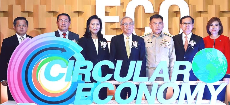 เศรษฐกิจหมุนเวียน : ธีระยุทธ วานิชชัง ผช.รมว.อุตสาหกรรม เปิดการสัมมนาวิชาการประจำปี 2562 “ECO Innovation Forum 2019” โดยมี สุชาติ ไตรแสงรุจิระ ที่ปรึกษา รมว.
อุตสาหกรรม, ดร.สมจิณณ์ พิลึก ผู้ว่าการการนิคมอุตสาหกรรมแห่งประเทศไทย และ สมชาย หวังวัฒนาพานิช รองประธานสภาอุตสาหกรรมแห่งประเทศไทย ร่วมงาน ที่โรงแรมมิราเคิล แกรนด์ คอนเวนชั่น
