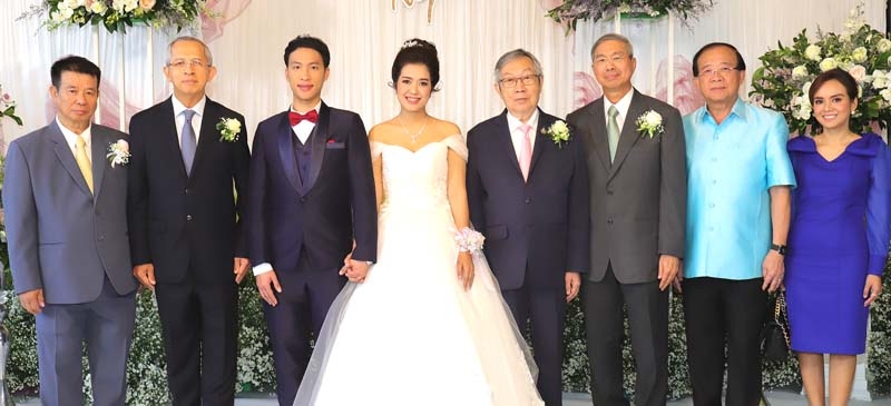 ห่มรักให้หายหนาว : ชีพ จุลมนต์ อดีตประธานศาลฎีกา เป็นประธานในพิธีฉลองมงคลสมรสระหว่าง
ลวัณกร ล้ออุไร บุตรี บุญชอบ ล้ออุไร - จุฑามาศ ศิริลักษณ์ และ ณภูมิ สุนทรพนาเวศ บุตร ระพินทร์ -
นารีรัตน์ สุนทรพนาเวศ โดยมี สุทธิเกียรติ จิราธิวัฒน์ ประธานกรรมการ โรงแรมและรีสอร์ทในเครือเซ็นทารา, ประทีป เฉลิมภัทรกุล, ผศ.วุฒิศักดิ์ ลาภเจริญทรัพย์ อธิการบดีมหาวิทยาลัยรามคำแหง และภริยา ร่วมแสดงความยินดี ที่ โรงแรมเซ็นทาราแกรนด์ เซ็นทรัลพลาซา ลาดพร้าว กรุงเทพ