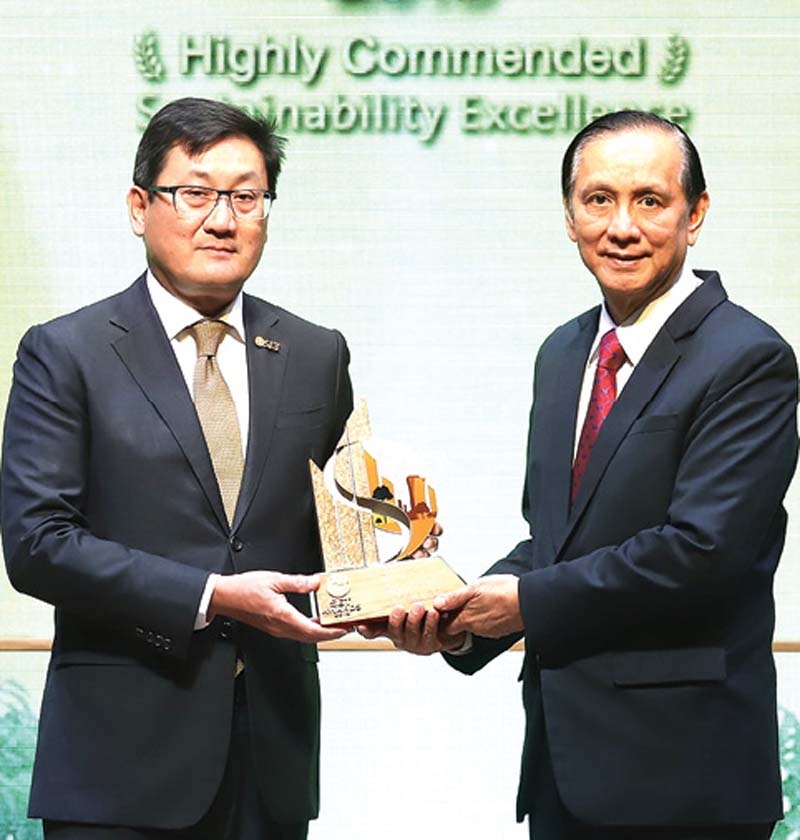 ธุรกิจยั่งยืน : สุวิทย์ กิ่งแก้ว รอง กก.ผจก.อาวุโส
บมจ.ซีพี ออลล์ รับรางวัล SET Awards 2019
ในกลุ่ม Sustainability Excellence ประเภท Highly Commended in Sustainability Awards จาก ดร.ภากร ปีตธวัชชัย กก.ผจก.ตลาดหลักทรัพย์แห่งประเทศไทย ด้วยปณิธานองค์กร “ร่วมสร้างสรรค์และแบ่งปันโอกาส
ให้ทุกคน”ที่อาคารตลาดหลักทรัพย์แห่งประเทศไทย