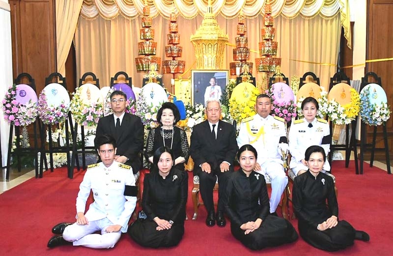 สู่สัมปรายภพ : พล.อ.สุรยุทธ์
จุลานนท์ ผู้รักษาการ
ประธานองคมนตรี เป็นประธานในงานพระพิธีธรรมสวดอภิธรรมศพ พล.อ.อ.ประพันธ์ ธูปะเตมีย์ อดีต ผบ.ทอ. โดยมี คุณหญิงวนิดา - พล.อ.อ.นภาเดช - พล.อ.ต.หญิง พันธ์นิดา - พงศ์ธร
ธูปะเตมีย์ และหลานๆ อภิชัย - ทิพวัล - กนกนันท์ - ปัญญดาว
ธูปะเตมีย์ ร่วมพิธี ณ ศาลาทักษิณาประดิษฐ วัดพระศรีมหาธาตุวรมหาวิหาร เขตบางเขน