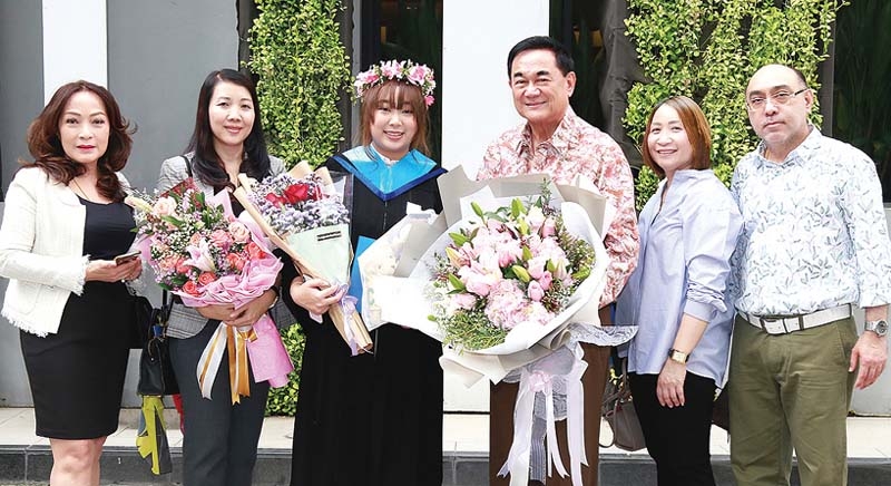 ปลาบปลื้ม : ดร.อัศวิน อิงคะกุล ประธาน มิราเคิล กรุ๊ป แสดงความยินดีกับ กรนันท์ อิงคะกุล บุตรสาว
ในโอกาสสำเร็จการศึกษาศิลปศาสตรบัณฑิต สาขาวิชาการออกแบบสื่อสร้างสรรค์ มหาวิทยาลัยนานาชาติแสตมฟอร์ด โดยมีคณะผู้บริหาร อาทิ ปริญญา หงส์เลิศลักษณ์, นุจรี วิบูลเชื้อ และ นาถวีณา
ล้อมทรัพย์ ผอ.กลุ่มสายงานสื่อสารการตลาด ร่วมยินดี ที่ ศูนย์การประชุมอิมแพ็ค เมืองทองธานี


