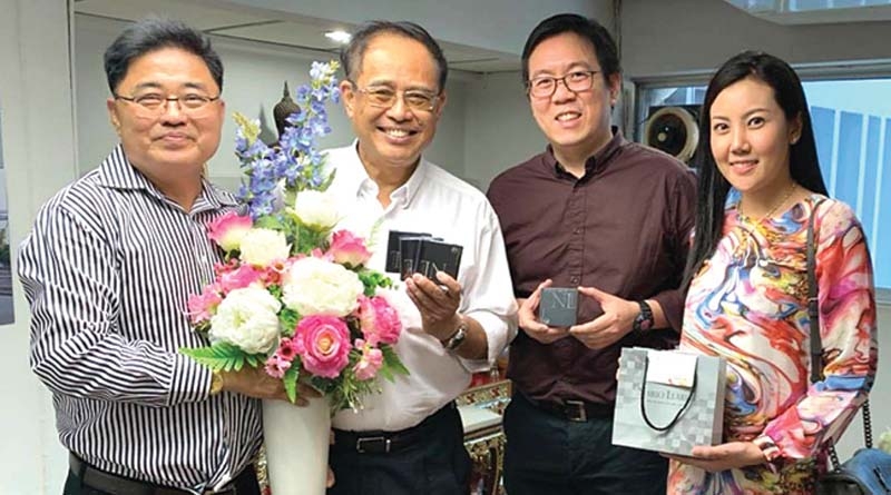 ร่วมยินดี : จักรพันธ์ วรอาคาร เลขานุการสมาคมเสริมความงามแห่งประเทศไทย และ บุญยงค์ สมบูรณ์ศักดิกุล
กรรมการผู้จัดการ บริษัท ซี แอนด์ บี
(ประเทศไทย) จำกัด ผู้ผลิตและจำหน่ายเครื่องสำอาง Nario Llarias เข้าพบเพื่อเยี่ยมอวยพรแก่ พลเฉลิม ศรมณี ผู้อำนวยการเขตบางขุนเทียน ในโอกาสส่งท้ายปีเก่า ต้อนรับเทศกาลปีใหม่ที่จะมาถึง ที่สำนักงานเขตบางขุนเทียน ถนนพระราม 2