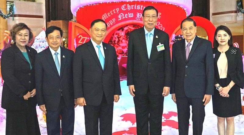 สถานการณ์แรงงานไทย : ศ.พิเศษ พรเพชร วิชิตชลชัย ประธานวุฒิสภา เปิดงานสัมมนาเรื่อง
“การขับเคลื่อนแรงงานไทยภายใต้สถานการณ์พลิกผันของเศรษฐกิจและเทคโนโลยี” ที่ โรงแรม ดิ
เอมเมอรัลด์ โดยมี พล.ต.อ.อดุลย์ แสงสิงแก้ว ประธานคณะกรรมาธิการการแรงงาน วุฒิสภา, จิตติเทวี
ตติยรัตน์ ที่ปรึกษา, ณรงค์ รัตนากุล เลขาฯ และ ดร.ปรีชา ถิรกิจพงศ์ ปธ.กก.โรงแรมฯ ต้อนรับ