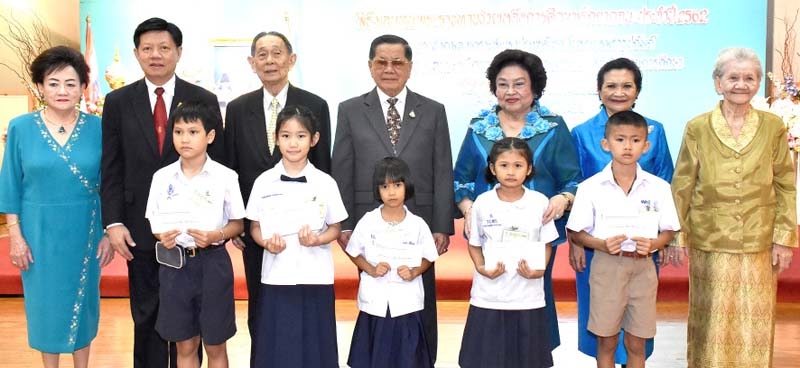อนาคตของชาติ : พล.อ.สิงหา เสาวภาพ ประธานสภาสังคมสงเคราะห์แห่งประเทศไทย ในพระบรมราชูปถัมภ์ จัดพิธีมอบเงินพระราชทานช่วยเหลือการศึกษาเด็กยากจน ประจำปี 2562 สนับสนุนโดยโครงการสลากการกุศล จำนวน 2,422,500 บาท ให้แก่เยาวชนที่มีฐานะยากจนในกรุงเทพมหานครและเขตปริมณฑล รวม 258 ทุน จาก 80 โรงเรียน และ 46 สถาบัน ที่ สภาสังคมสงเคราะห์ฯ