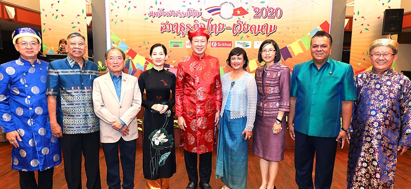 สังสรรค์ปีใหม่ : สนั่น อังอุบลกุล ประธานสภาธุรกิจไทย-เวียดนาม และ จริยา จิราธิวัฒน์ รองประธานสภาธุรกิจไทย-เวียดนาม จัดเลี้ยงสังสรรค์ปีใหม่ให้แก่คณะกรรมการและสมาชิกสภาธุรกิจไทย-เวียดนาม โดยมี ประพีร์ สรไกรกิติกูล, ม.ล.รดีเทพ เทวกุล, วิบูลย์ลักษณ์ ร่วมรักษ์,
เจิ่น ธิแทง หมี, อาจารี ศรีรัตนบัลล์ และ มนตรี มหาพฤกษ์พงศ์ ร่วมงาน ที่ โปโลคลับ ถนนวิทยุ