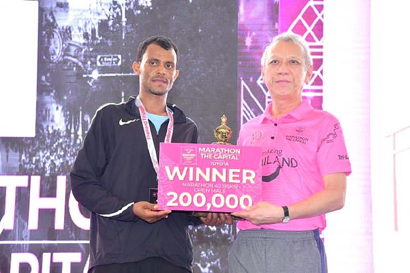 นายพิพัฒน์ รัชกิจประการ รมว.การท่องเที่ยวและกีฬา เป็นประธานมอบรางวัลให้ ยีน บีเคลย์ โอเคบา นักวิ่งชายชาวเคนยา 200,000 บาท
จากการแข่งขันวิ่งมาราธอนนานาชาติ รายการ AMAZING THAILAND
Marathon Bangkok 2020 ครั้งที่ 3 เมื่อวันที่ 2 ก.พ.