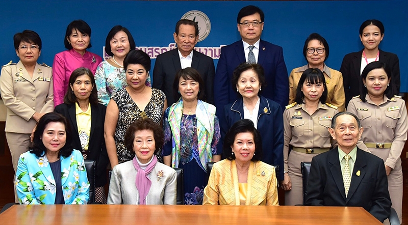 สร้างเสริมคนดีมีคุณธรรม : อารยา อรุณานนท์ชัย เหรัญญิก มูลนิธิอนุสรณ์หม่อมงามจิตต์ บุรฉัตร จัดประชุมใหญ่สามัญประจำปี 2563 มูลนิธิฯ พร้อมเตรียมงานมอบรางวัล “หม่อมงามจิตต์ บุรฉัตร บุคคลสำคัญของโลก” ครั้งที่ 35 โดยมี ผศ.ดร.พรทิพย์ พุกผาสุข, นพ.ขจิต ชูปัญญา, ยรรยง คุโรวาท, 
ผศ.ดร.แตงอ่อน มั่นใจตน และ ดร.ลาลีวรรณ กาญจนจารี ร่วมประชุม ที่ กรมประชาสัมพันธ์