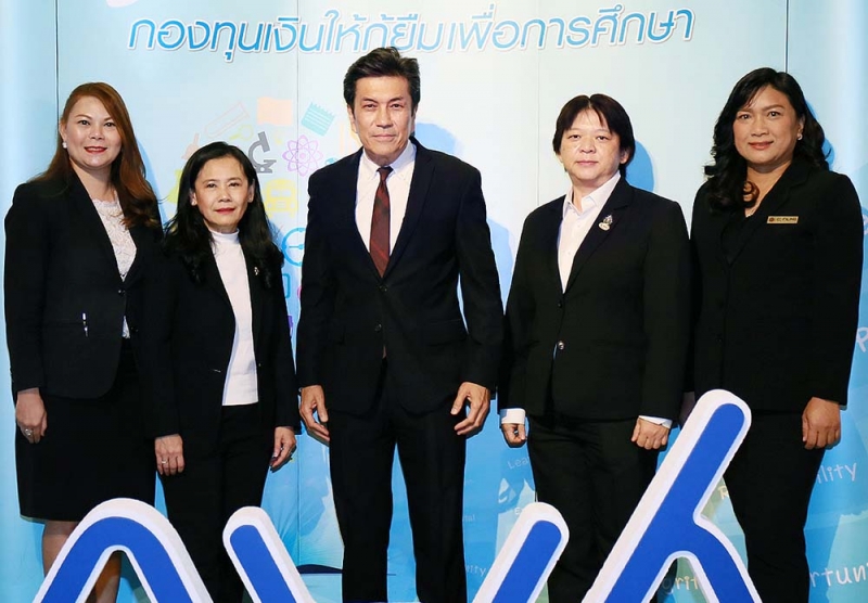 กยศ. : ชัยณรงค์ กัจฉปานันท์ ผจก.กองทุนเงินให้กู้ยืมเพื่อการศึกษา เปิดสัมมนา “นายจ้างมีหน้าที่นำส่งเงินตาม พ.ร.บ.กยศ.พ.ศ.2560 ต้องทำอย่างไร” โดยมี นันทวัน วงศ์ขจรกิตติ, อัญชลี ภูริวิทย์วัฒนา 2 รอง ผจก.กองทุน และ ศศิรินทร์
ป่าไม้ นักวิชาการสรรพากร ร่วมงาน ที่ โรงแรมมิราเคิล แกรนด์ คอนเวนชั่น
