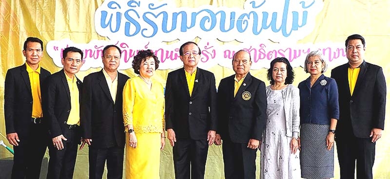 สภาพแวดล้อมสดใส : ผศ.วุฒิศักดิ์ ลาภเจริญทรัพย์ อธิการบดี มหาวิทยาลัยรามคำแหง รับมอบพันธุ์ไม้ชมพูพันธุ์ทิพย์จาก พล.ต.อ.สุนทร ซ้ายขวัญ นายกสมาคมศิษย์เก่ารัฐศาสตร์ มหาวิทยาลัยรามคำแหง เพื่อปลูกในพื้นที่โรงเรียนสาธิตมหาวิทยาลัยรามคำแหง(ฝ่ายมัธยม) วิทยาเขตบางนา โดยมี รศ.นพคุณ คุณาชีวะ, รศ.พ.ต.ท.ดร.ศิริพงษ์ เศาภายน และ รศ.สุวรรณี เดชวรชัย ร่วมพิธีมอบ