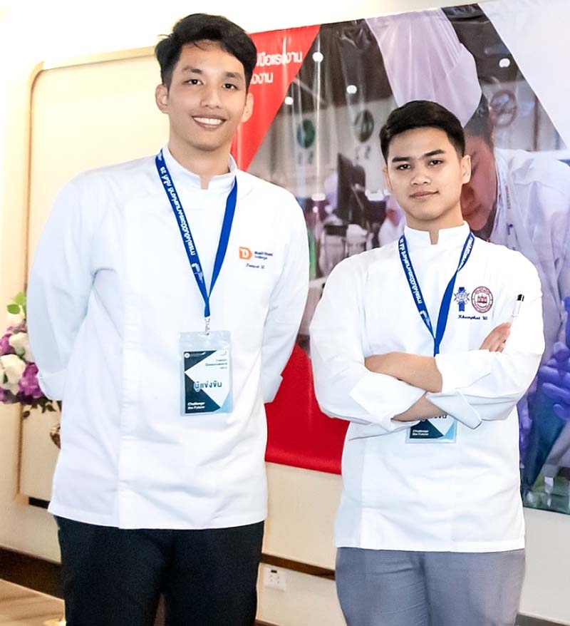 ร่วมยินดี : ภูริพัฒน์ วุฒิพัฒนานนท์ และ ขุนพัฒน์ วัชรานุกูลกิจ 2 นักศึกษาวิทยาลัยดุสิตธานี ที่ได้รับรางวัลเหรียญทองจากการแข่งขันฝีมือแรงงานแห่งชาติ ครั้งที่ 28 และเป็นตัวแทนประเทศไทยไปแข่งขันฝีมือแรงงานอาเซียน ครั้งที่ 13 ที่ สาธารณรัฐสิงคโปร์