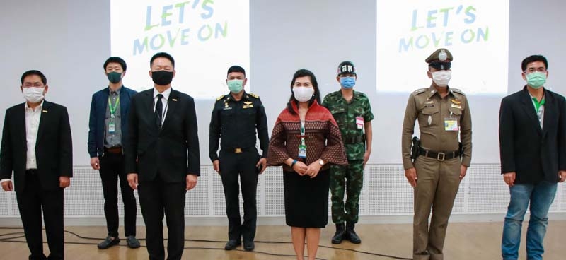 เคร่งครัด : สมพล ตรีภพนารถ กก.ผจก.ธุรกิจศูนย์การค้า บมจ.เอ็ม บี เค พร้อมคณะผู้บริหาร ต้อนรับ 
มาศวัลย์ ปิ่นสุวรรณ ผอ.เขตปทุมวัน, พ.ต.ท.กิตติ บุญแสน สารวัตรปราบปราม สน.ปทุมวัน และ สารวัตรทหารจากกองพลทหารม้าที่ 2 รักษาพระองค์ ในการลงพื้นที่ตรวจเยี่ยมศูนย์การค้า
เอ็ม บี เค เซ็นเตอร์ พร้อมนำชมการจัดการสถานที่ซึ่งปฏิบัติตามมาตรการป้องกันเชื้อไวรัสโควิด-19