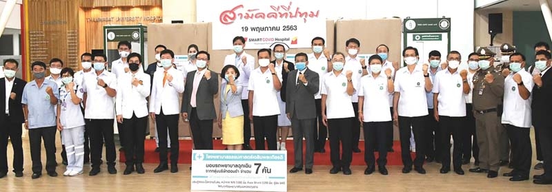 เตรียมพร้อม : อนุทิน ชาญวีรกูล รองนายกรัฐมนตรี และรมว.สาธารณสุข ร่วมแถลงข่าวและเยี่ยมชมความพร้อมในการเพิ่มศักยภาพของโรงพยาบาลธรรมศาสตร์เฉลิมพระเกียรติ และการปรับตัวสู่โหมด stand by ของโรงพยาบาลสนามธรรมศาสตร์ ในการรองรับการระบาดโควิด-19 ระลอกต่อไป โดยมี รศ.เกศินี วิฑูรชาติ
อธิการบดีมหาวิทยาลัยธรรมศาสตร์, ศ.ดร.สุรพล นิติไกรพจน์ ปธ.คณะ กก.บห.รพ.ธรรมศาสตร์ฯ รศ.นพ.พฤหัส ต่ออุดม ผอ.รพ.ธรรมศาสตร์ฯ, ผศ.นพ.ฉัตรชัย
มิ่งมาลัยรักษ์ ผอ.รพ.สนามธรรมศาสตร์ และทีมบุคลากร รวมทั้ง ดร.พินิจ บุญเลิศ ผวจ.ปทุมธานี ร่วมกันต้อนรับ ที่ รพ.ธรรมศาสตร์ฯ จ.ปทุมธานี