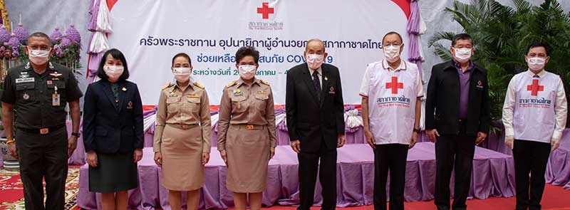 เพื่อประชาชน : แผน วรรณเมธี เลขาธิการสภากาชาดไทย เปิด“ครัวพระราชทาน อุปนายิกา
ผู้อำนวยการสภากาชาดไทย” เพื่อประกอบอาหารปรุงสุกใหม่มอบให้แก่ประชาชนที่ได้รับผลกระทบจาก
โควิด-19 โดยมี สราญภัทร อนุมัติราชกิจ รองปลัดกระทรวงการพัฒนาสังคมฯ, พล.ต.ต.สุนทร
เฉลิมเกียรติ รอง ผบช.ตชด. และ วัลยา วัฒนรัตน์ รองปลัด กทม. ร่วมพิธี ที่วัดปทุมวนารามราชวรวิหาร