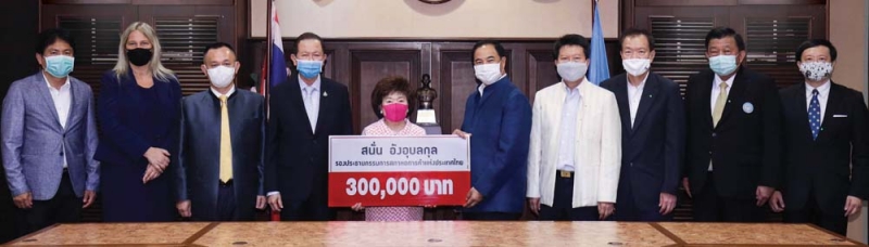 สนับสนุนทุนจัดสร้าง : สนั่น อังอุบลกุล ประธานกรรมการ บมจ.ศรีไทยซุปเปอร์แวร์ ในฐานะ รองประธานกรรมการสภาหอการค้าแห่งประเทศไทย และ อภิรภรณ์
วงศ์นิมิตรกุล มอบเงิน 300,000 บาท ให้แก่ กลินท์ สารสิน ประธานกรรมการหอการค้าไทย และ สภาหอการค้าแห่งประเทศไทย เพื่อสนับสนุนการจัดสร้างห้องคัดกรองและตรวจผู้เสี่ยงติดเชื้อ COVID-19 ร่วมเป็นส่วนหนึ่งของการป้องกันการแพร่ระบาดของไวรัส COVID-19 โดยมี วิชัย อัศรัศกร, สุรงค์
บูลกุล, มร.สแตนเล่ย์ กัง, อธิป พีชานนท์ และ ดร.กฤษณะ วจีไกรลาศ ร่วมเป็นสักขีพยาน ที่ สภาหอการค้าแห่งประเทศไทย ถนนราชบพิธ เขตพระนคร