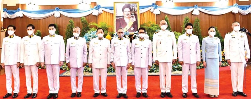 ถวายพระพร : วุฒา ภิรมย์ภักดี ปธ.กก.บจก.บุญรอดบริวเวอรี่ นำคณะกรรมการและผู้บริหาร อาทิ สันติ ภิรมย์ภักดี, จุตินันท์ ภิรมย์ภักดี, เพิ่มพูน ไกรฤกษ์ ทูลเกล้าฯ ถวายแจกันดอกไม้หน้าพระฉายาลักษณ์สมเด็จพระนางเจ้าสิริกิติ์ พระบรมราชินีนาถ พระบรมราชชนนี
พันปีหลวง และลงนามถวายพระพร เนื่องในโอกาสวันเฉลิม
พระชนมพรรษา ณ ศาลาสหทัยสมาคม ในพระบรมมหาราชวัง