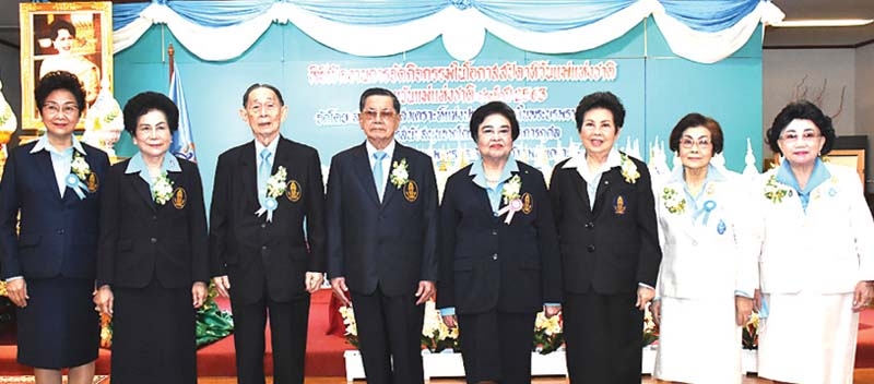 เฉลิมพระเกียรติ : พล.อ.สิงหา เสาวภาพ ประธานสภาสังคมสงเคราะห์แห่งประเทศไทยฯ เปิดงาน
เนื่องในโอกาสสัปดาห์วันแม่แห่งชาติ ประจำปี 2563 ถวายราชสักการะสมเด็จพระนางเจ้าสิริกิติ์ พระบรมราชินีนาถ พระบรมราชชนนีพันปีหลวง โดยมี พล.ต.หญิง คุณหญิงอัสนีย์ เสาวภาพ ปธ.คณะ กก.จัดงานฯ และคณะ กก.ร่วมเลี้ยงอาหารและมอบเครื่องอุปโภคบริโภคให้แก่ผู้ยากไร้และผู้ด้อยโอกาส