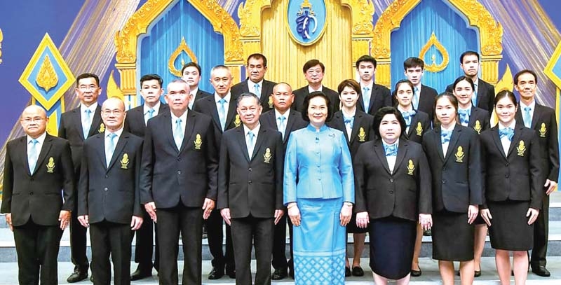 12 สิงหาคม : คุณหญิงปัทมา
ลีสวัสดิ์ตระกูล นายกสมาคมกีฬาแบดมินตันแห่งประเทศไทยฯ พร้อมด้วยคณะกรรมการและนักกีฬา ร่วมบันทึกเทปรายการถวายพระพรสมเด็จพระนางเจ้าสิริกิติ์ พระบรมราชินีนาถ พระบรมราชชนนีพันปีหลวง เนื่องในโอกาสวันเฉลิมพระชนมพรรษา ณ สถานีวิทยุโทรทัศน์กองทัพบก ช่อง 5