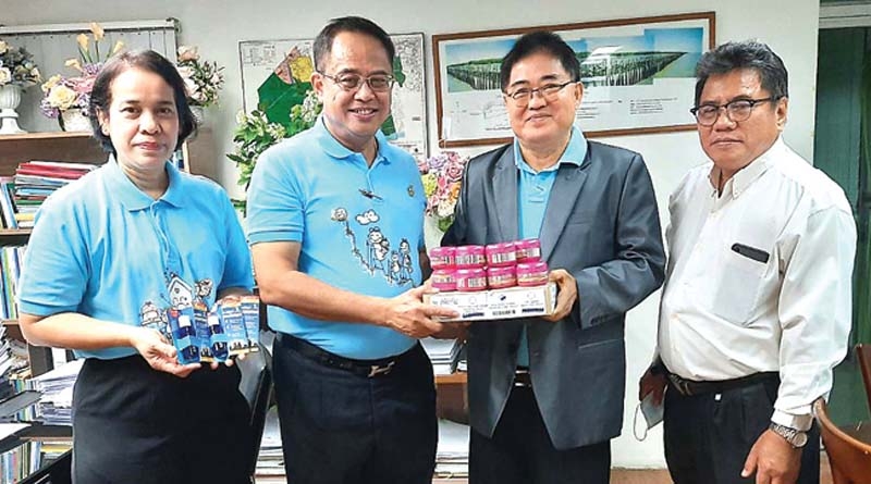 ถวายเป็นพระราชกุศล : จักรพันธ์
วรอาคาร เลขานุการสมาคมเสริมความงามแห่งประเทศไทย มอบผลิตภัณฑ์ฯ ให้แก่ พลเฉลิม ศรมณี ผอ.เขตบางขุนเทียน และ ทวีพร โชตินุชิต
ผช.ผอ.เขต เพื่อสนับสนุนการจัดงานจิตอาสาของเขตบางขุนเทียน
ร่วมกันทำความสะอาดคลองสะแกงาม
เนื่องในวันเฉลิมพระชนมพรรษา
สมเด็จพระนางเจ้าสิริกิติ์ พระบรมราชินีนาถ พระบรมราชชนนีพันปีหลวง