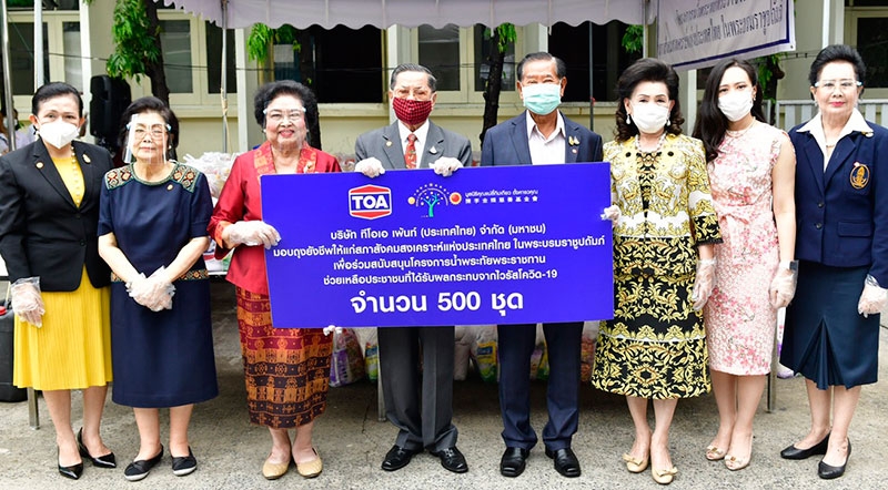 “TOA ไม่ทิ้งกัน สู้ภัยโควิด-19” : ประจักษ์-ละออ ตั้งคารวคุณ ปธ.กก.บมจ.ทีโอเอ เพ้นท์ (ประเทศไทย) และ มูลนิธิ
คุณแม่ลี้กิมเกียว ตั้งคารวคุณ มอบถุงยังชีพ จำนวน 500 ชุด ให้แก่ พล.ต.หญิง คุณหญิงอัสนีย์ เสาวภาพ ประธานที่ปรึกษา
คณะ กก.สภาสังคมสงเคราะห์ฯ และประธานโครงการน้ำพระทัยพระราชทาน เพื่อช่วยเหลือประชาชนในชุมชนเขตราชเทวี โดยมี พล.อ.สิงหา เสาวภาพ, ยุวดี นิ่มสมบุญ, จารุนันท์ อึ้งภากรณ์ และ ร.ท.พญ.ปิยะชนก ตั้งคารวคุณ ร่วมงาน
