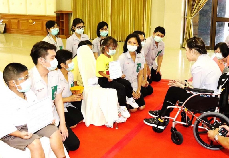 สมเด็จพระเจ้าน้องนางเธอ เจ้าฟ้าจุฬาภรณวลัยลักษณ์ อัครราชกุมารี กรมพระศรีสวางควัฒน วรขัตติยราชนารี
เสด็จไปทอดพระเนตรการทำงาน ของหน่วยแพทย์เคลื่อนที่มูลนิธิแพทย์อาสาสมเด็จพระศรีนครินทราบรมราชชนนี
ที่โปรดให้ไปตรวจรักษาผู้เจ็บป่วย ในโอกาสที่เสด็จไปทรงเยี่ยมและพระราชทานสิ่งของแก่ราษฎร ณ มหาวิทยาลัยพิษณุโลก ตำบลสมอแข อำเภอเมือง จังหวัดพิษณุโลก