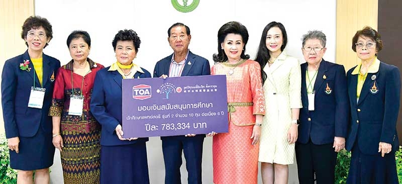 มอบทุนฯ : ประจักษ์-ละออ ตั้งคารวคุณ และ ร.ท.พญ.ปิยะชนก ตั้งคารวคุณ มอบเงิน 4,700,004 บาท
ให้แก่ พ.ต.พญ.จันทรา เจณณวาสิน นายกสมาคมแพทย์สตรีแห่งประเทศไทยฯ เพื่อเป็นทุนการศึกษาของนักศึกษาแพทย์สตรีชนบท รุ่นที่ 2 ประจำปีการศึกษา 2563 จำนวน 10 ทุน (ต่อเนื่อง 6 ปี) จำนวนเงินปีละ 783,334 บาท โดยมี พญ.ภัทริยา จารุทัศน์ ประธานโครงการฯ ร่วมพิธี

