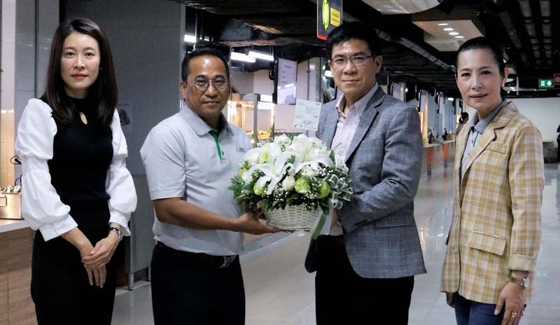 ศูนย์อาหาร “อิ่มจัง” : ศตวรรษ หลักแหลม ผช.กก.ผจก.ใหญ่ สายศูนย์อาหารและบริการ บมจ.ปทุมไรซมิล แอนด์ แกรนารี รับดอกไม้แสดงความยินดีจาก วิศาล สิปิยารักษ์ รอง กก.ผอ. บมจ.เอ็ม บี เค ในโอกาสเปิดศูนย์อาหารแห่งใหม่ในเครือฟู้ด เลเจ้นด์ส บาย เอ็มบีเค ที่ ชั้นจี โซนซี ศูนย์การค้าเอ็ม บี เค เซ็นเตอร์

