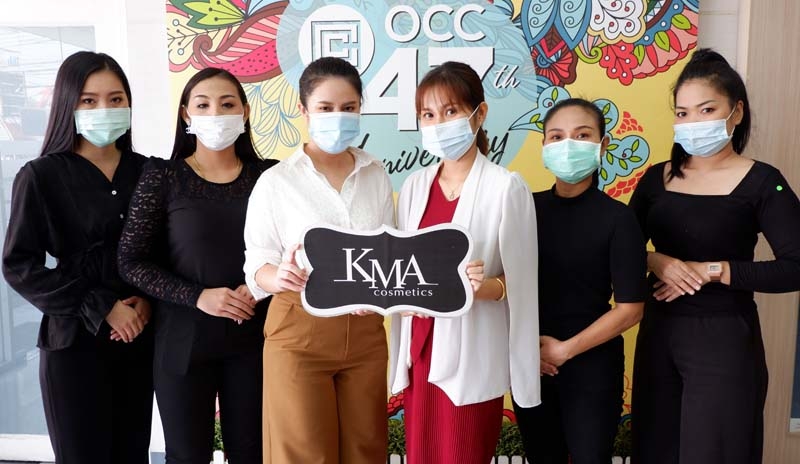 ติวเข้มเติมสวย : ศิริลักษณ์ ชูแทน
ผู้ช่วยหัวหน้าหน่วยอบรมการแต่งหน้า และพัฒนาบุคลิกภาพ บมจ.โอซีซี
จัดอบรมให้ความรู้ในหัวข้อ “Warm tone for winter makeup” เสริมเทคนิค
การเลือกใช้สีเมคอัพโทนอุ่น ในการแต่งหน้า
พร้อมแนะนำวิธีการปรับรูปตาด้วยอายแชโดว์ ให้แก่พนักงานขายเครื่องสำอาง KMA (เคเอ็มเอ) เพื่อพัฒนาทักษะการแต่งหน้าให้ทันสมัยและให้บริการลูกค้าได้ดียิ่งขึ้น ที่ อาคารโอซีซี


