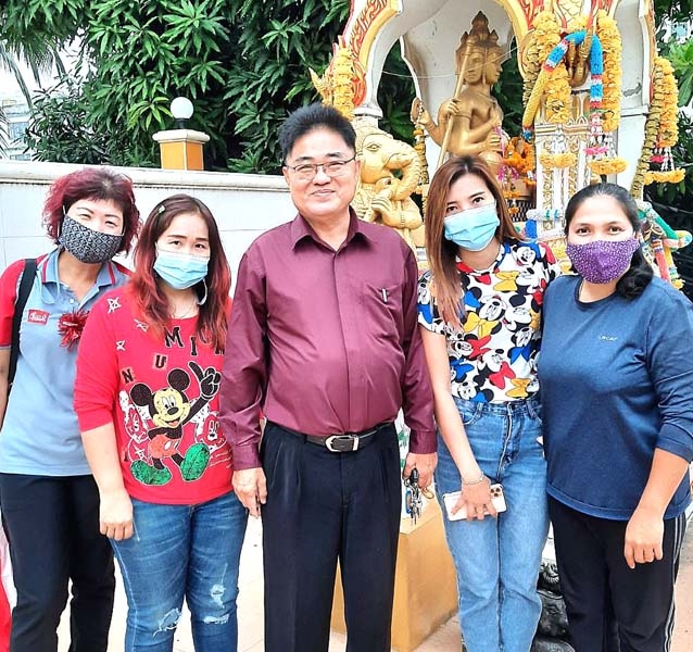 สักการะสิ่งศักดิ์สิทธิ์ : จักรพันธ์ วรอาคาร เลขานุการสมาคม
เสริมความงามแห่งประเทศไทย พร้อมคณะกรรมการและสมาชิก
ร่วมกันทำพิธีทางศาสนาเพื่อความเป็นสิริมงคล ในโอกาส
ส่งท้ายปีเก่าต้อนรับปีใหม่ ที่ทำการสมาคม เขตบางขุนเทียน
