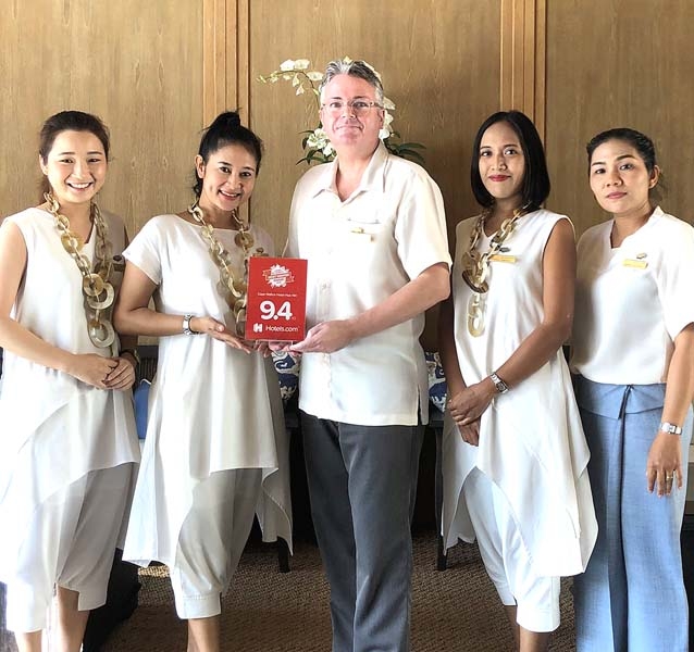 โรงแรมในดวงใจ : มร.คริสเตียน เริลช์ลิ ผจก.ทั่วไป โรงแรมเคป
นิทรา หัวหิน และพนักงานร่วมกันยินดีที่ โรงแรมเคปนิทรา หัวหิน ได้รับรางวัล “Loved by Guests Most Wanted Award 2020” ด้วยคะแนน 9.4 จากเว็บไซต์ Hotels.com