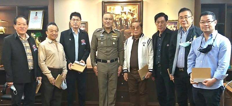 ร่วมกันยินดี : สมชาย จงพิพิธพร ประธานชมรมสุขสวัสดิ์ 14 พร้อมคณะกรรมการและเพื่อนสมาชิกชมรม และ สัมฤทธิ์ ตั้งกิจวุฒิกุล คณะกรรมการตรวจสอบและติดตามการบริหารงานตำรวจ (กก.ตร.) กองบังคับการตำรวจนครบาล 8
ร่วมกันแสดงความยินดีกับ พล.ต.ต.พงศ์อนันต์ คล้ายคลึง ในโอกาสได้รับการโปรดเกล้าฯ ให้ดำรงตำแหน่งเป็น ผู้บังคับการ
ตำรวจนครบาล 9 ที่ กองบังคับการตำรวจนครบาล 9 ถนนพระราม 2 แขวงบางมด เขตจอมทอง กรุงเทพมหานคร