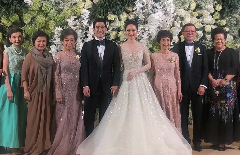 รักนิรันดร์ : ลาวัลย์ กันชาติ ประธาน บริษัท เจ เอส แอล โกลบอล มีเดีย จำกัด ร่วมแสดงความยินดีในงานฉลองมงคลสมรส ระหว่าง อริสา กุลปิยะวาจา บุตรี วงศ์วุธ - จารุณี กุลปิยะวาจา และ ธนภูมิ
อร่ามวัฒนานนท์ บุตร ดร.พจน์ - วิจิตรา อร่ามวัฒนานนท์ โดยมี สุนทรี จรรโลงบุตร และ
ดร.เพ็ญนภา ธนสารศิลป์ พร้อมญาติมิตรร่วมอวยพรอย่างอบอุ่น ที่ โรงแรมดิ แอทธินี โฮเทล แบงค็อก,

